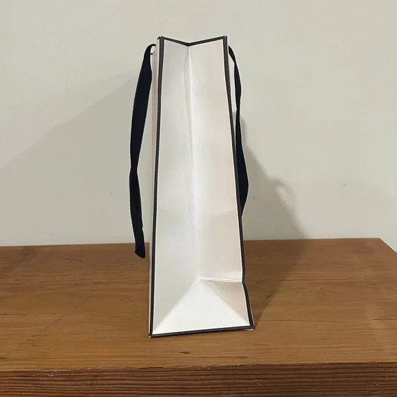 🦁 Chanel Gift Bag with elastic ribbon and two sheets of Chanel tissue - Picture 6 of 12